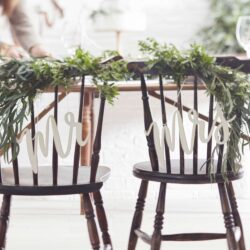 Puiset Mr & Mrs kyltit tuoleihin